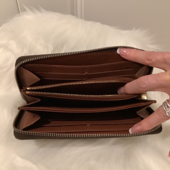 Louis Vuitton Zippy Monogram Wallet - Picture 7 of 8